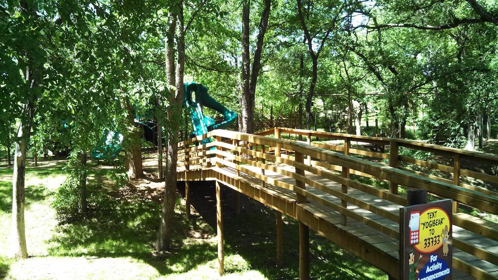 Rustic Creek Ranch Resort At North Jellystone Park Burleson Exterior foto